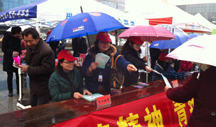以客为尊 温馨服务-吴江华衍义工队积极参与“中国志愿者服务日”